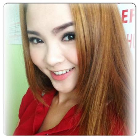 Jenny Phương xinh xinh trong áo đỏ