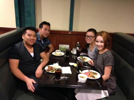 Jenny Phương ăn cùng gia đình