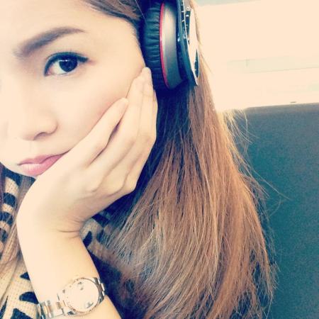 Jenny Phương nghe nhạc