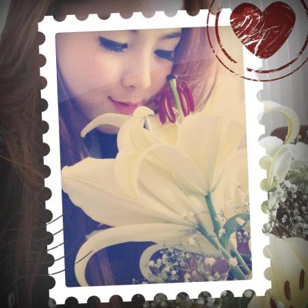 Jenny Phương xinh đẹp bên bó hoa